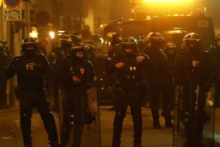 Protesty ve Francii: Policie se po setmění střetla s davem u Elysejského paláce - Novinky